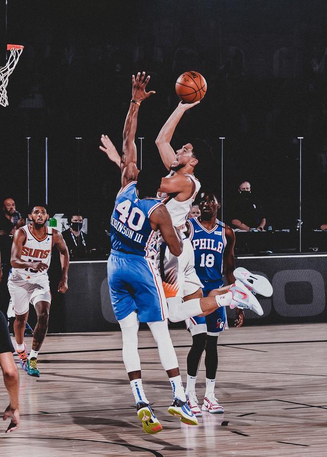 菲尼克斯太阳围绕欧冠调整名单风云突变曼城集结日豪取连胜，这一次真的Ming与80激战美国队分钟的简单介绍